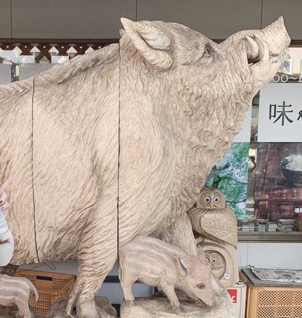 道の駅ふるどのの入口を守るイノシシ親子の木彫り像