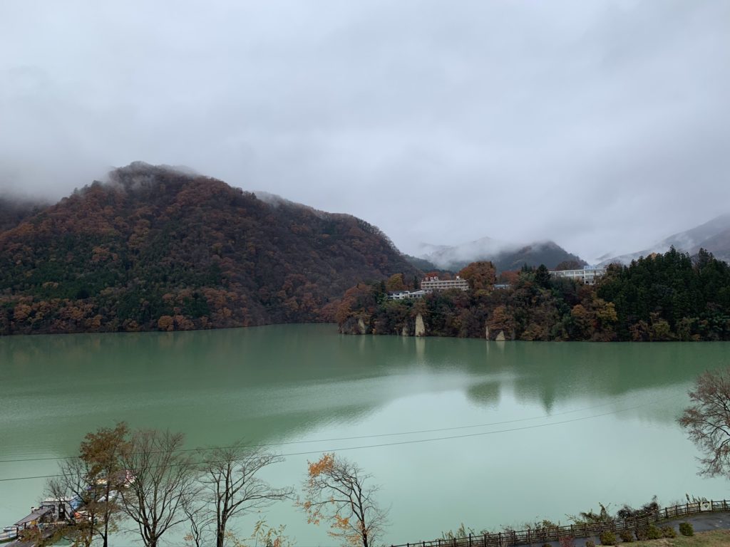 エメラルドブルーのきれいな赤谷湖