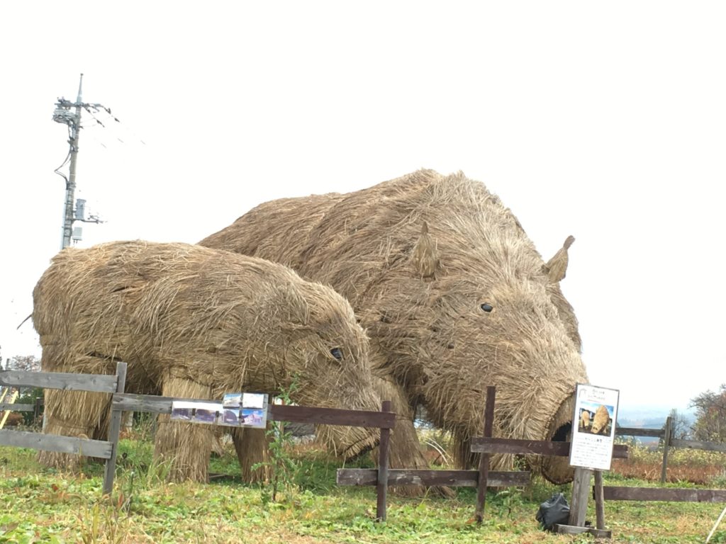 巨大藁イノシシ親子