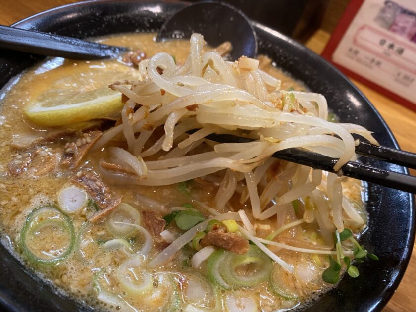 龍ラーメン辛口胡麻味噌麺もやし