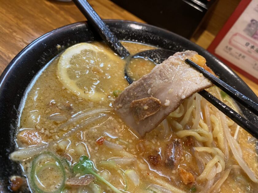 龍ラーメン辛口胡麻味噌麺チャーシュー