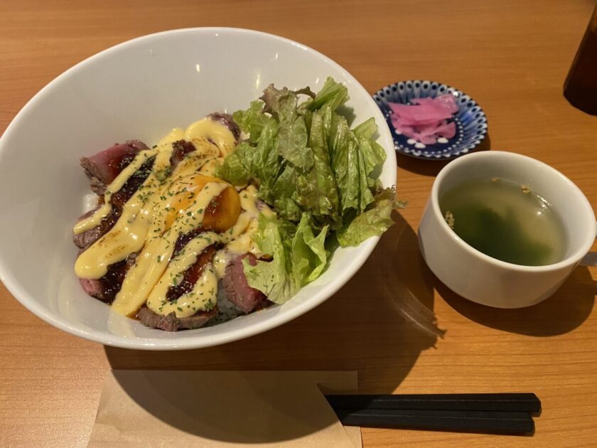 ゴールデンミート濃厚チーズローストビーフ丼