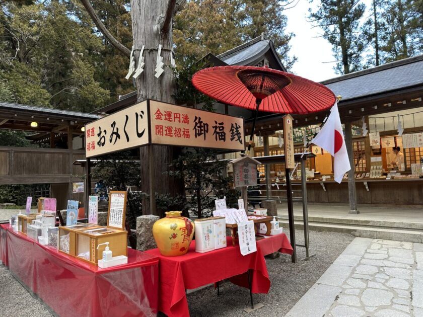 宝登山神社の社務所前のおみくじ