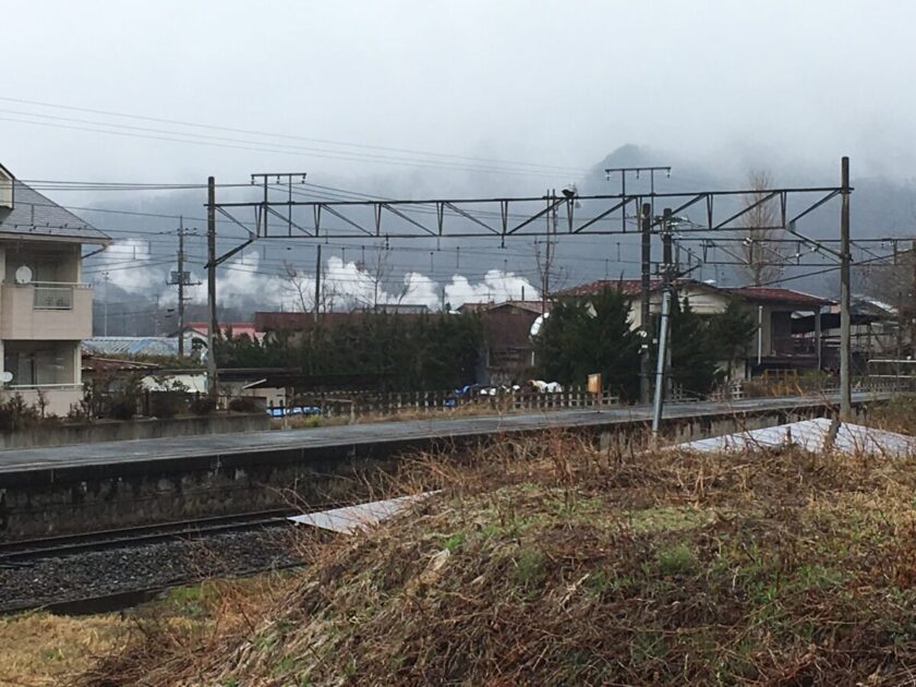 140号から見える親鼻駅を通過するSL