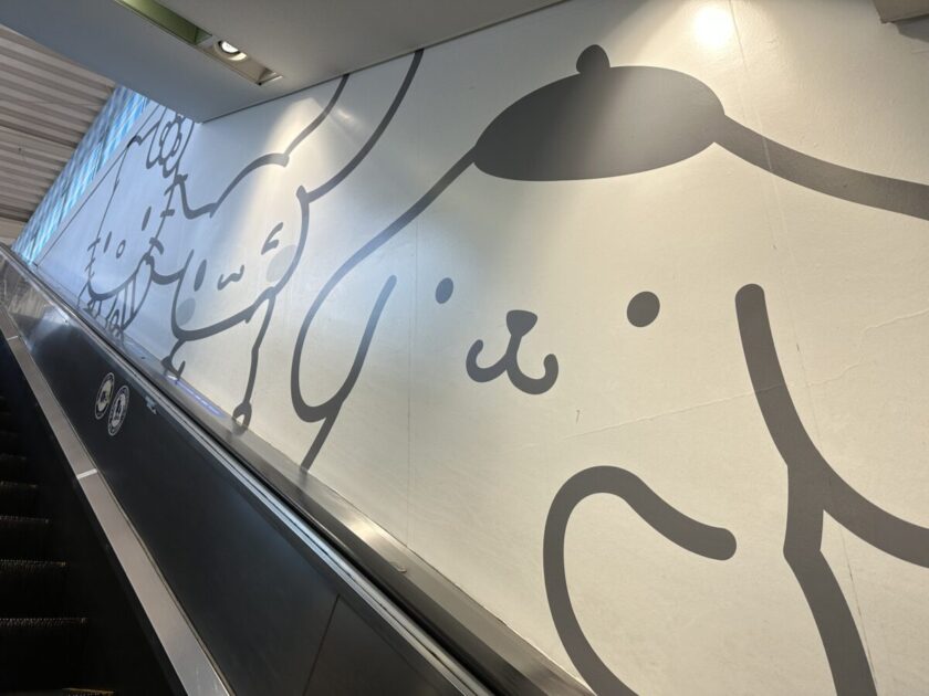 小田急多摩センター駅のエスカレーターのサンリオ壁イラスト