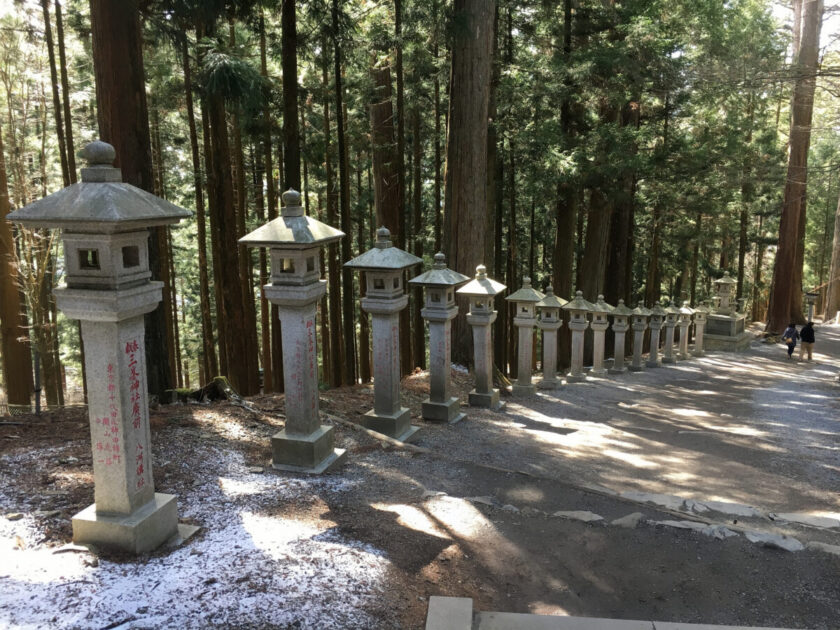 三峯神社の参道下り道