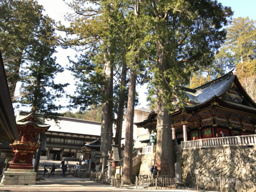 三峰神社拝殿の右側の道を進む