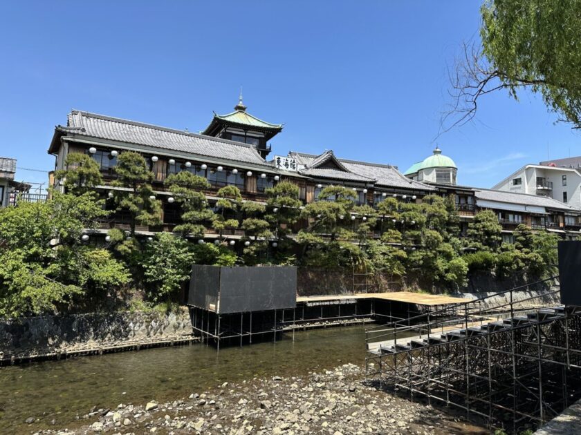 反対の川から見る東海館