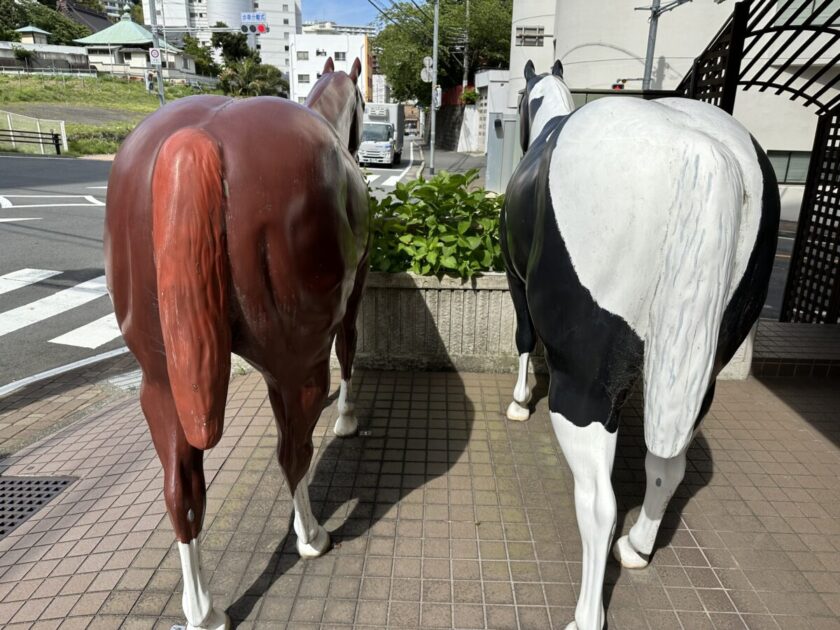 街中にいたリアル馬の置物