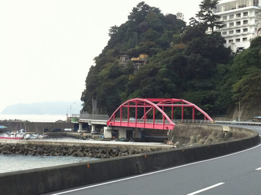 熱海ビーチラインにある赤い伊豆山橋