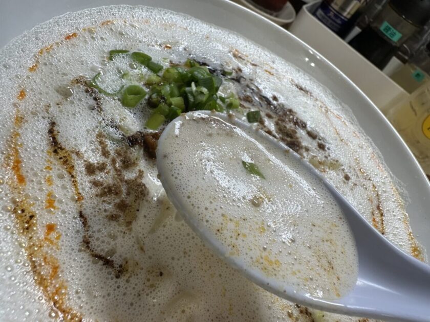 白い担々麺の泡クリーミースープ