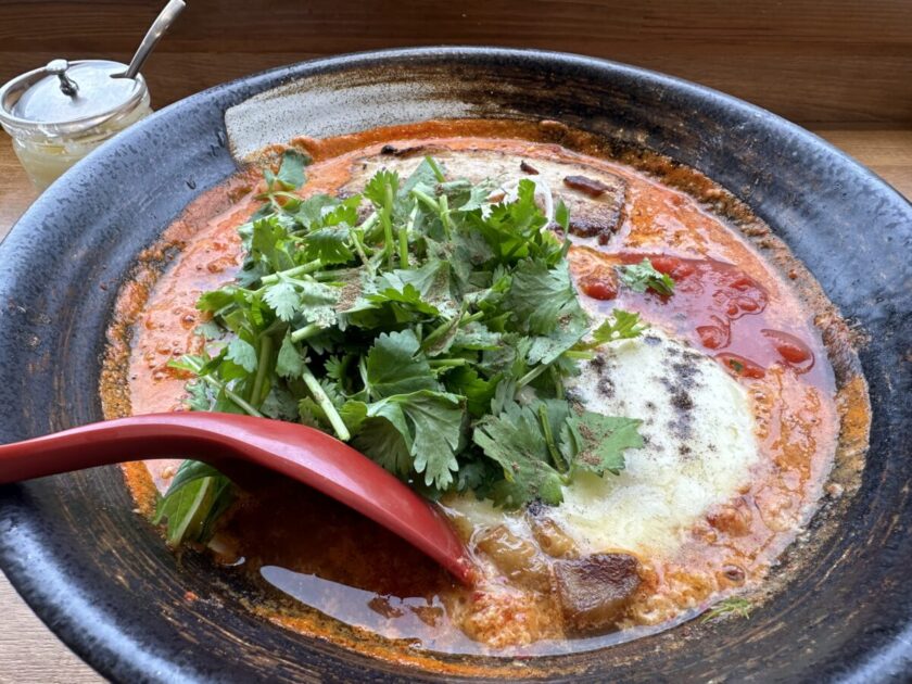 飯田橋ランチ　赤いトマトパクチーチーズラーメン