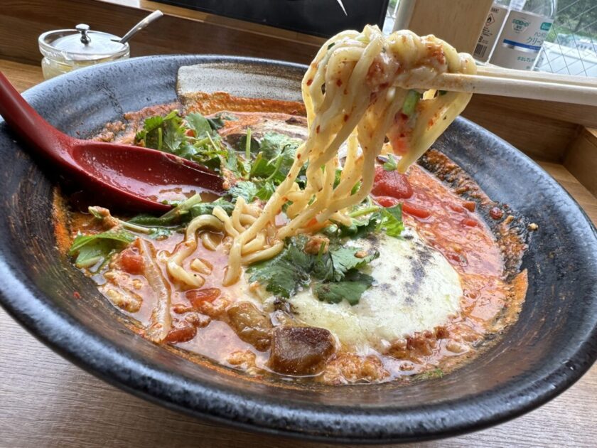 赤い虎のトマトパクチーチーズラーメンの麺