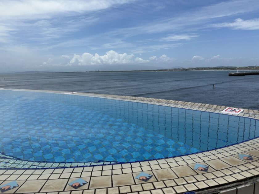 海と一体になる露天プール