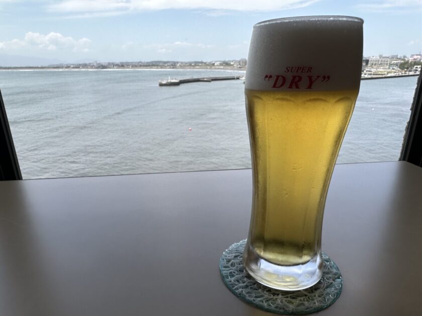 海を見ながらビール
