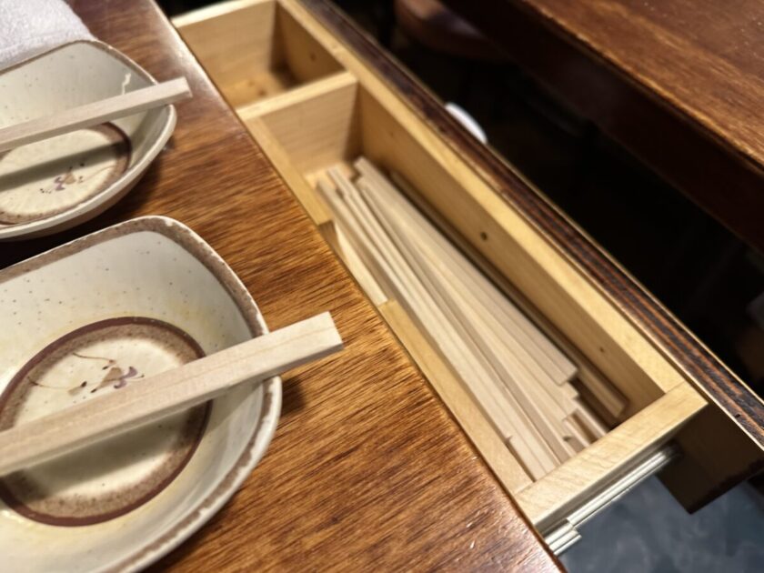 韓国食堂はお箸はテーブルそで机から