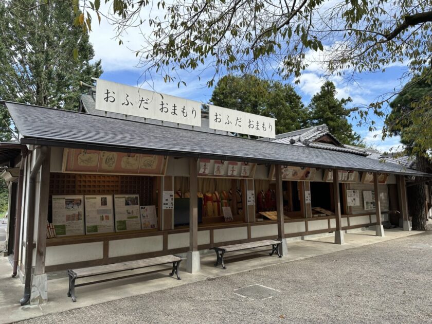 高麗神社の韓服展示コーナー