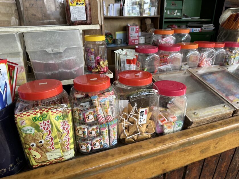 鬼子母神堂の駄菓子屋上川口屋