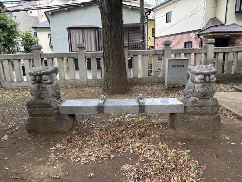 鬼子母神境内のふくろうベンチ