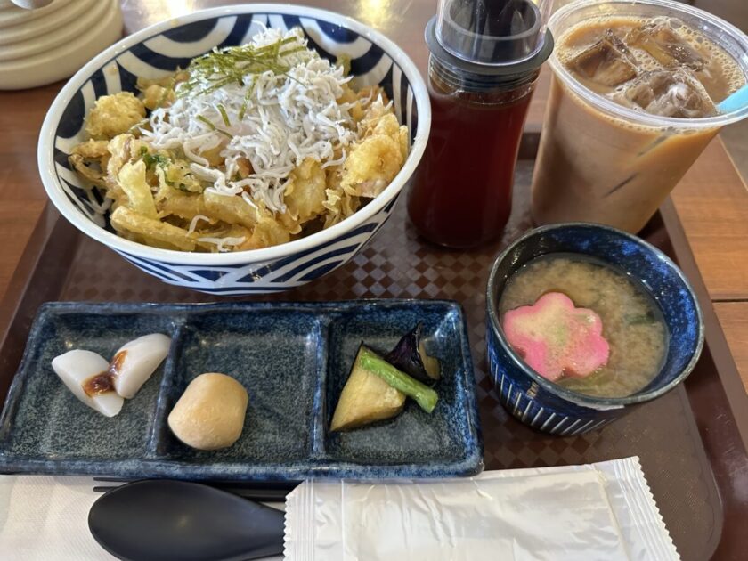 長谷食堂ランチ鎌倉かき揚げ丼定食（温泉卵添え）