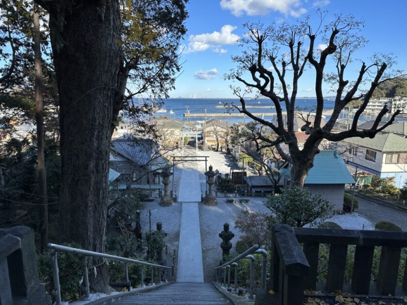 走水神社の本殿から見える海景色