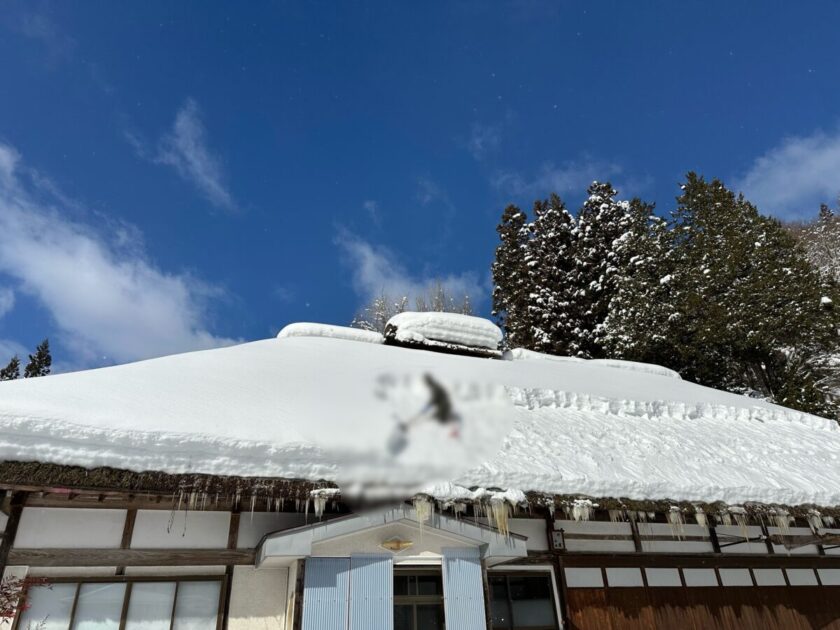 冬の屋根雪かき