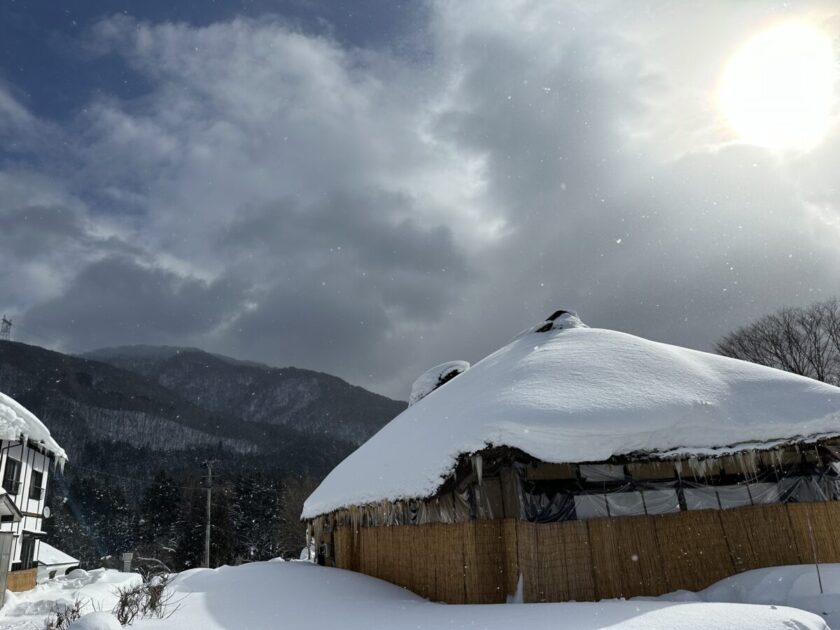 雪が積もる茅葺き屋根