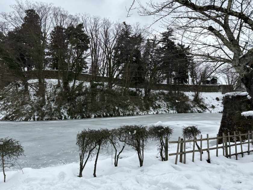 鶴ヶ城 冬の堀
