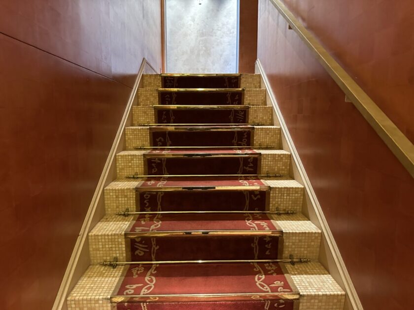 銀座シェ・トモ 階段