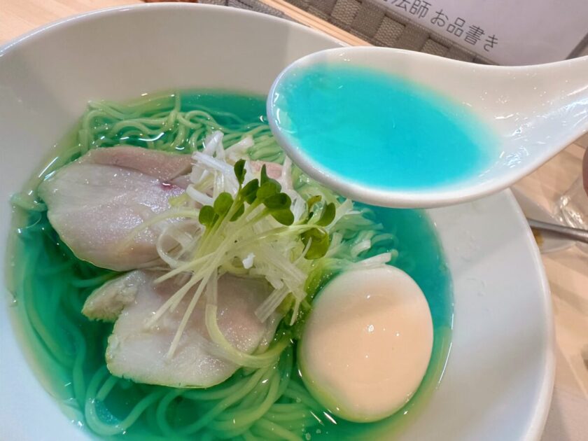 青い濃厚鶏出汁ラーメン